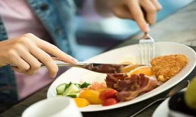 این ۱۰ خوراکی باعث می‌شوند خواب بد ببینید