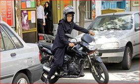 موتورسواری زنان موضوعی که نه حرام است و نه غیرقانونی؛ یک «کروشه» باز کنید و «زنان» را روی موتور جا دهید!