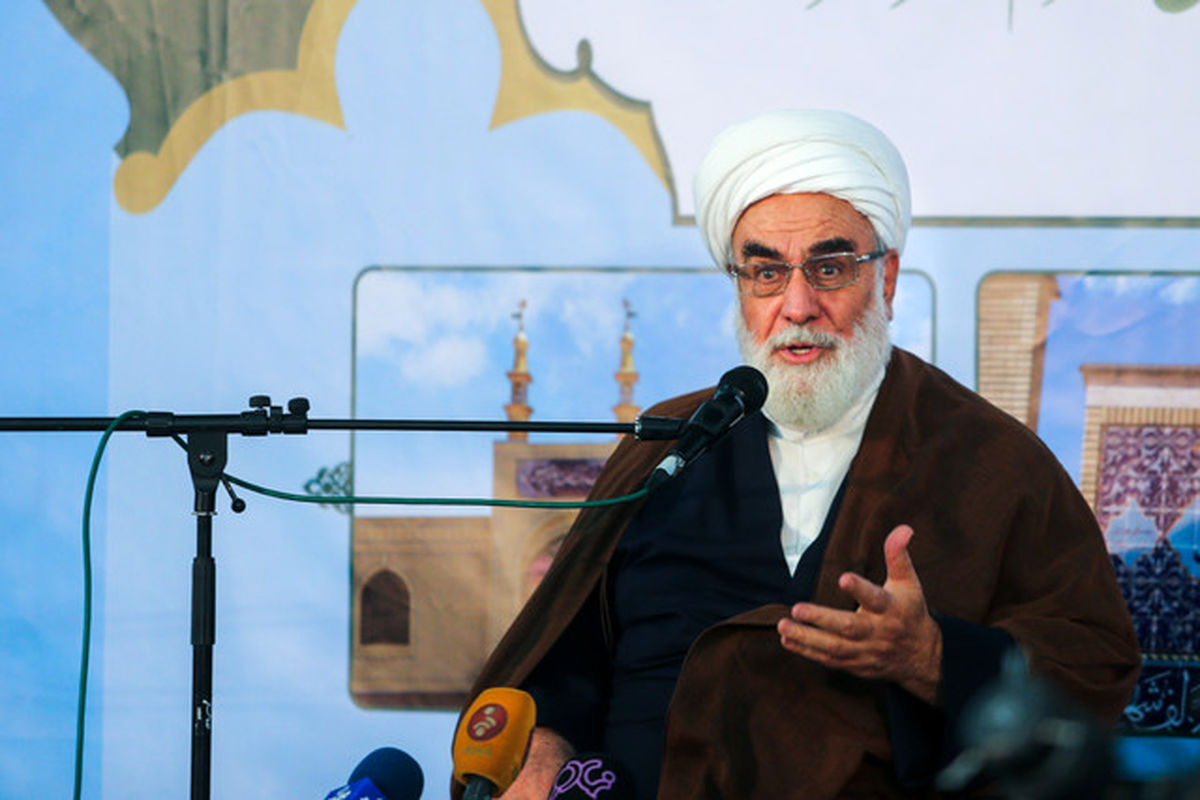رئیس دفتر مقام معظم رهبری: ایشان در سلامتی کامل هستند و خدا را شکر هیچ مشکلی ندارند/ دشمن در فضای مجازی به دنبال بی‌حجابی است