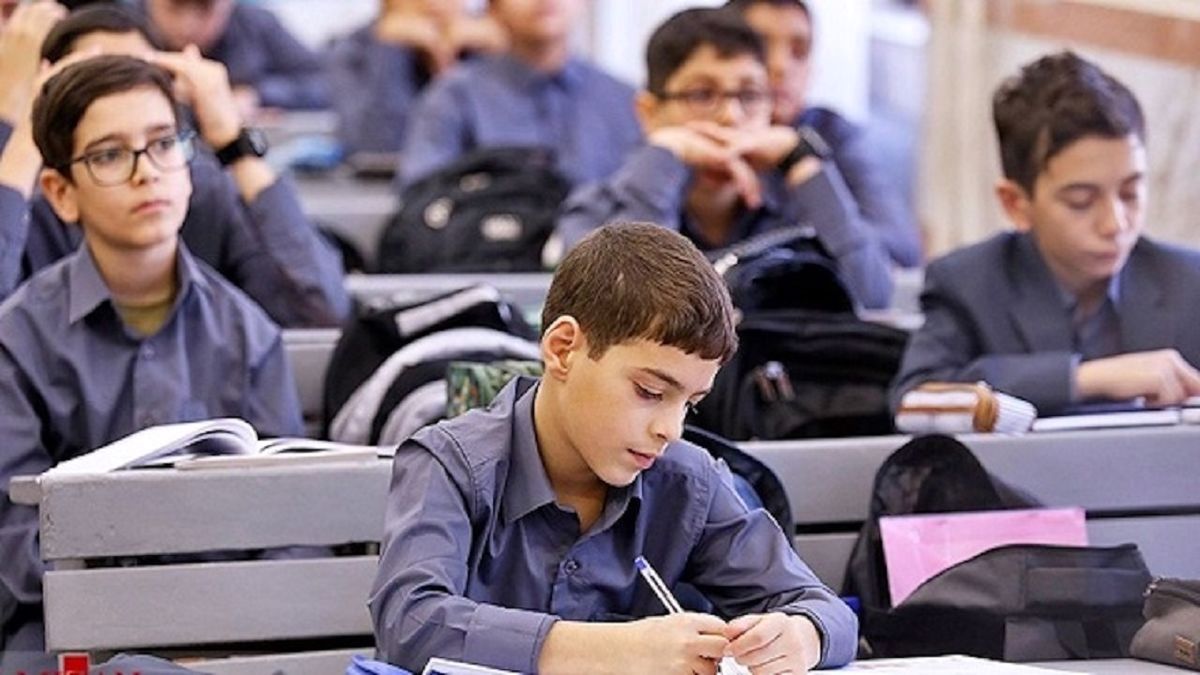 زیان تعطیلی ادارات کمتر از تعطیلی مدارس است