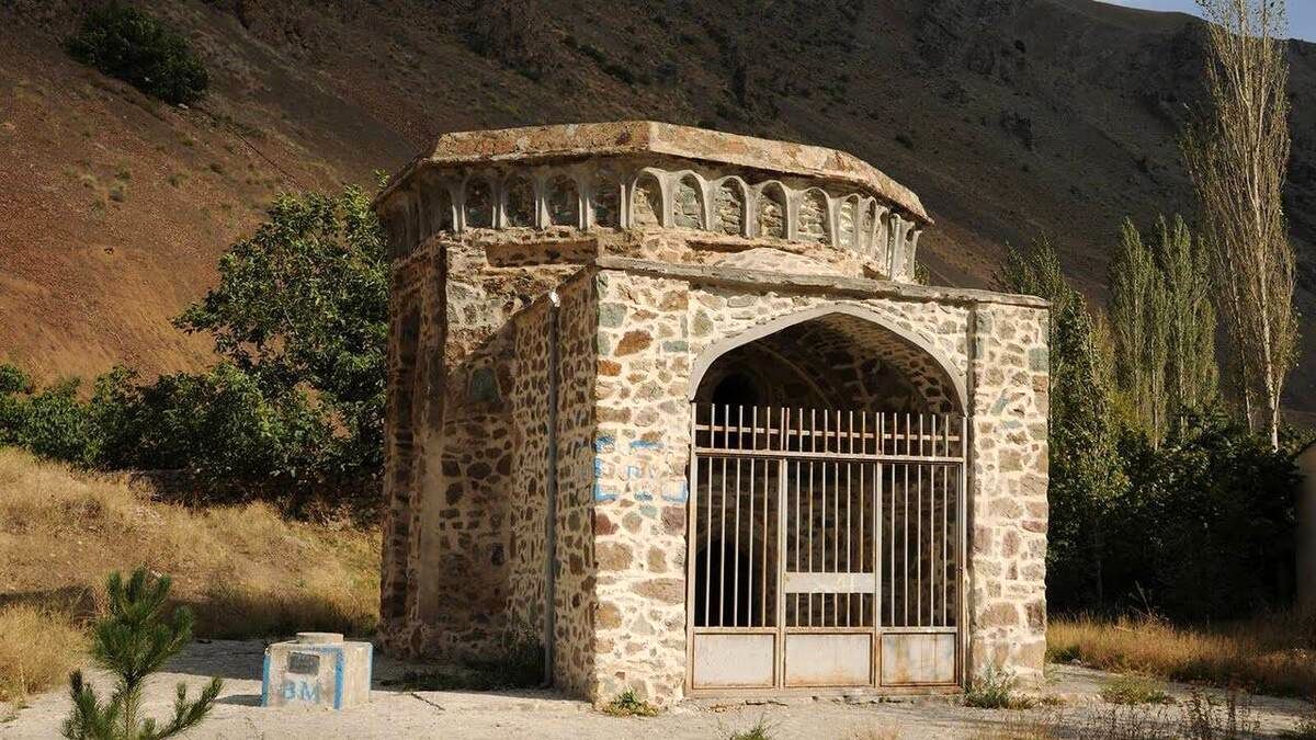 برج تهمینه، آرامگاه 600 ساله مرموز یک قلعه‌بان

