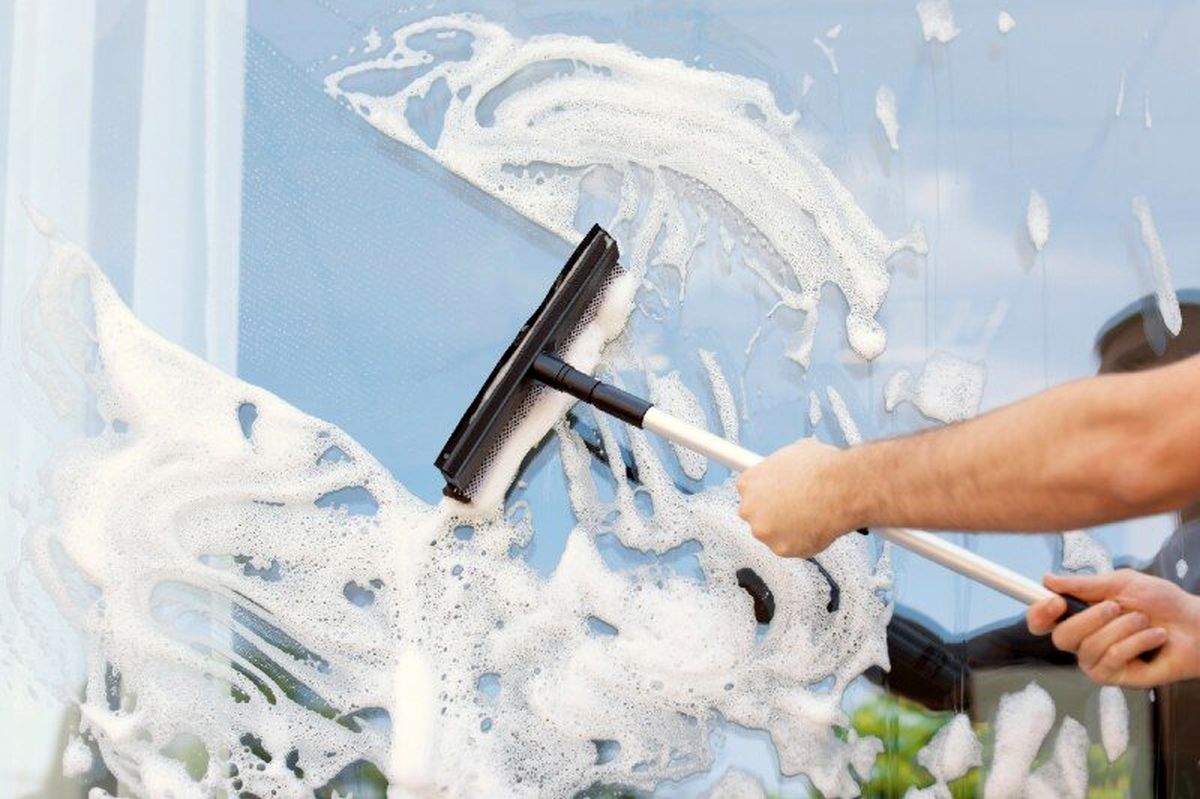 چگونه قسمت بیرونی پنجره ها را تمیز کنیم؟