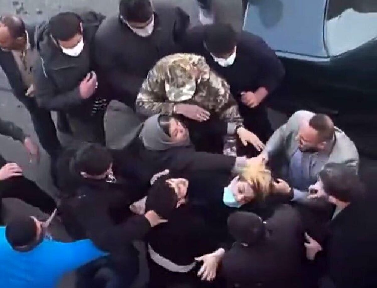 حمله کننده به یک زن در مقابل مدرسه ای که مسمومیت رخ داده بود، پلیس نبود/ موضوع را پیگیری می کنیم