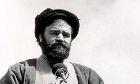 سفر به تاریخ؛ «سید احمد خمینی» در حال انجام ورزش زورخانه‌ای؛ دهۀ 1360/ عکس
