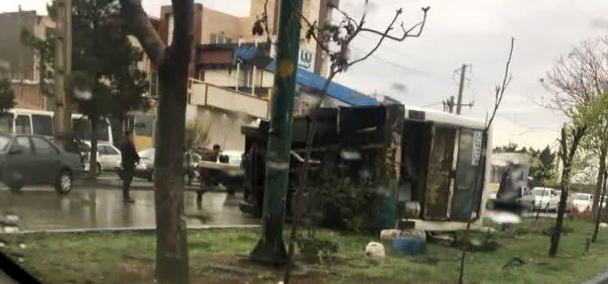 واژگونی خونین مینی بوس در جاده تبریز / 10 زن و مرد راهی بیمارستان شدند